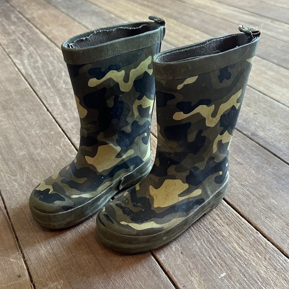 Camo rain boots boys size 5/6
